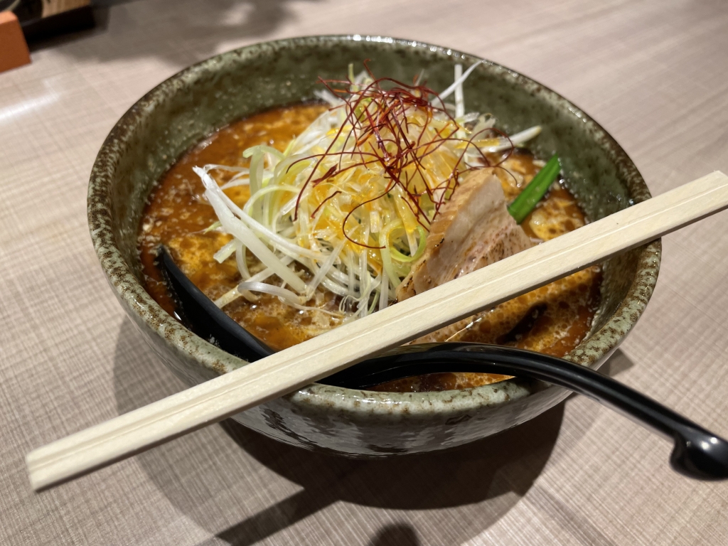 湖西市の麺道場YAWARAの黒味噌ラーメン